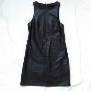  - Minkpink klänning i fakeskinn.  