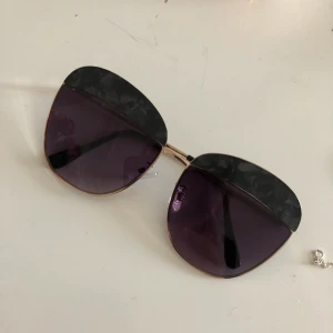  - Aldrig använda solglasögon ifrån mango. Kan mötas upp i göteborg eller skicka dom men då betalar köparen frakten. Säljer massa grejer så gå gärna in och kolla på sida! 🌸