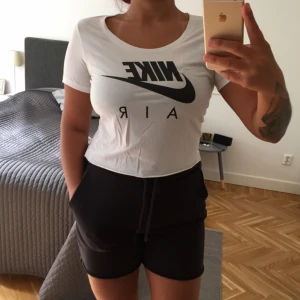  - En croppad nike t-shirt i gott skick. Storlek Medium men passar också en Small beroende på hur man vill att den ska sitta.  Köparen betalar frakt (36 kr) 📬