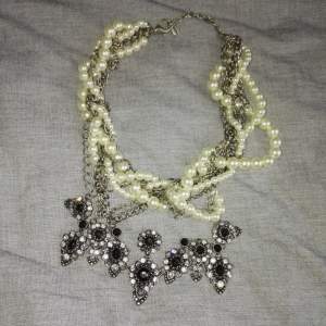 Halsband med pärlor och stenar, tight eller mellanlång modell. 