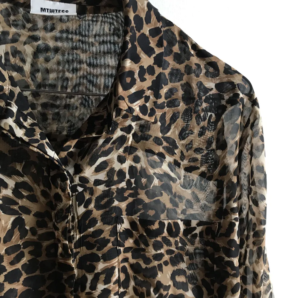 Leopardmönstrad skjorta/blus från Weekday. Storlek M, i fint skick. Köparen står för frakten. ✨. Skjortor.