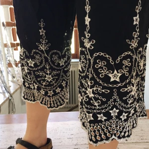  - Snygga byxor från topshop i mycket bra skick! Broderiet nedtill som verkligen är jättefin. Perfekta svarta basic byxor med en touch helt enkelt. De har även fickor vilket är ett +. Frakt ingår i priset ✨✨