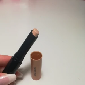  - Oanvänd concealer från maybelline i färgen 21 fair naturel. 