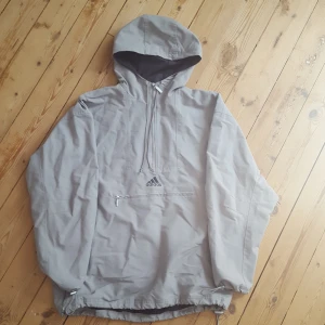  - Sjukt snygg adidas jacka som inte har används tillräckligt! Betalning sker via swish och köparen står för frakten.