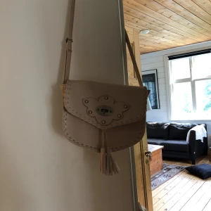  - Söt bohemisk väska i fejk läder! :-) 
