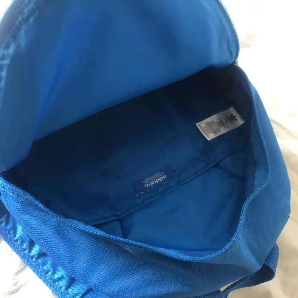Adidas väska fint skick  Frakt 55kr postnord . Väskor.