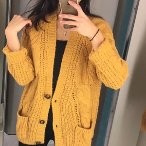  - Fin tröja som jag aldrig använt. 