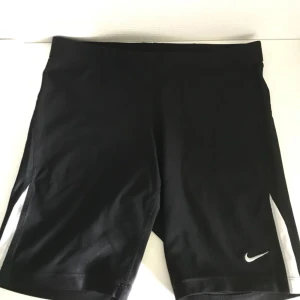  - Cykelbyxs-likande shorts som går ungefär till låret, liten ficka med blixtlås på rumpan. Använda 3 ggr och sälja pga kommer ej till användning. Lite vintage känsla över det hela. Betalning sker via swish och vi delar på frakten  