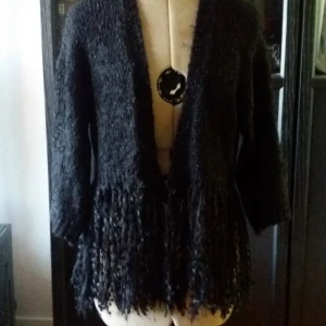  - Stickad kofta. Stl xs/s. 20kr.