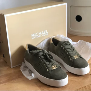  - Inköpt i höstas för 1500 kronor, aldrig använt pga. Fel storlek.