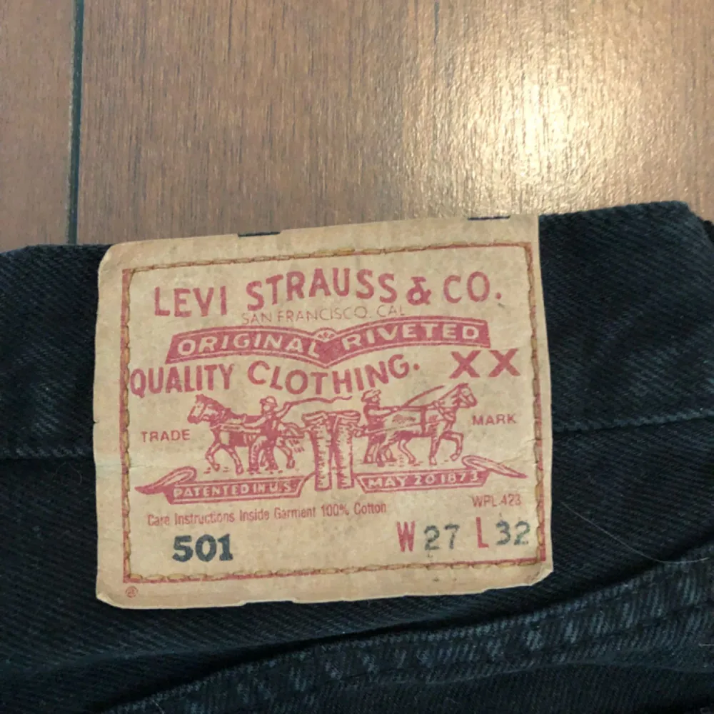 Säljer dessa svarta Levisshorts i w27. . Shorts.