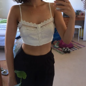  - Helt fantastisk top (magtröja, crop) från bershka, med spets. Står strl M men är mer som en xs/s! Kan skickas ✨🦕