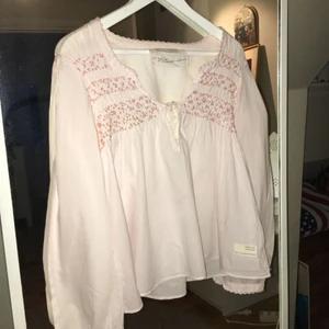  - Fin ljusrosa odd molly- blus. Är två små fläckar i ryggen, annars inga fel. 