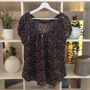  - Blommig kortärmad blus från Alice Bizous. Bra skick och mjukt material!