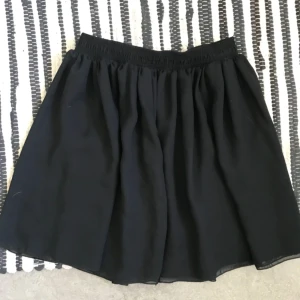  - Svart skir kjol från American aparell. Mycket fint skick. Frakt tillkommer med 18 kr. 