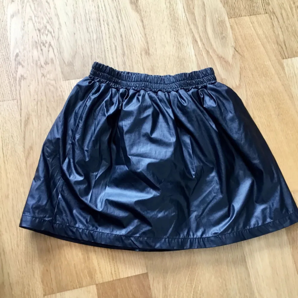 Söt kjol i skinnimitation från Nelly.com. Använt 1 gång. 50kr + frakt eller mötas upp i Stockholm . Kjolar.