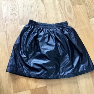 Söt kjol i skinnimitation från Nelly.com. Använt 1 gång. 50kr + frakt eller mötas upp i Stockholm 