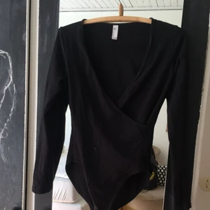  - American Apparel body, köpt för 2 år sedan. Använd men i bra skick, har två små hål vid linningen pga säkerhetsnål. Priset är diskuterbart! Köpare står för frakt, eller möts upp i Sthlm.🌹
