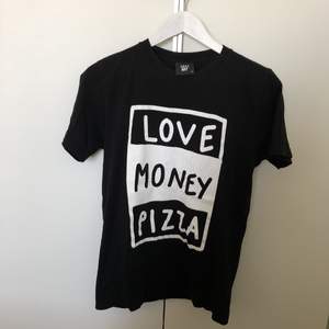 En snygg T-shirt från Lazy Oaf i en stl S, med texten ”love money pizza”. Säljer då den inte längre kommer till användning.. kan mötas upp eller frakta ❤️💸🍕
