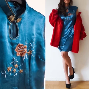  - klänning i storlek M , längd 90 cm omkrets byst 92 cm. Dragkedja bak och en liten slits på sidorna 