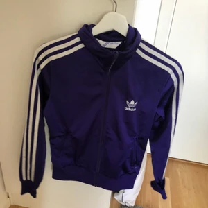  - Aldrig använd äkta adidas hoodie!! Storlek 36, men passar större o mindre
