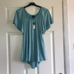  - Fin topp inköpt på Lindex. Oanvänd. Priset är inklusive fraktkostnad 🌿