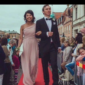  - Långklänning i chiffong-material. Använd endast en gång!