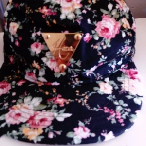  - Hater keps med blommor jättefin frakten ingår 💕