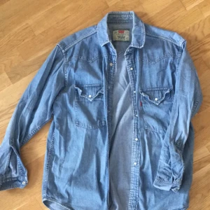  - Levis  Köpare står för frakt