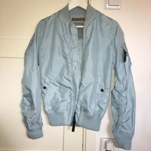  - Ljusblå alpha jacka i strl S, dam.  Tunn modell 