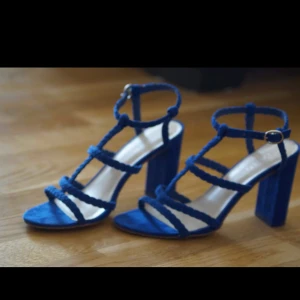  - Italienska tiamo klackar. Använda 1 gång. Sköna att gå i. Storleken är 39, men passar som 38,5 