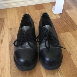  - Supersnygga skor med stålhätta. Ganska tunga så frakten kan bli dyr, därför vore det bra om vi kan mötas upp i sthlm!