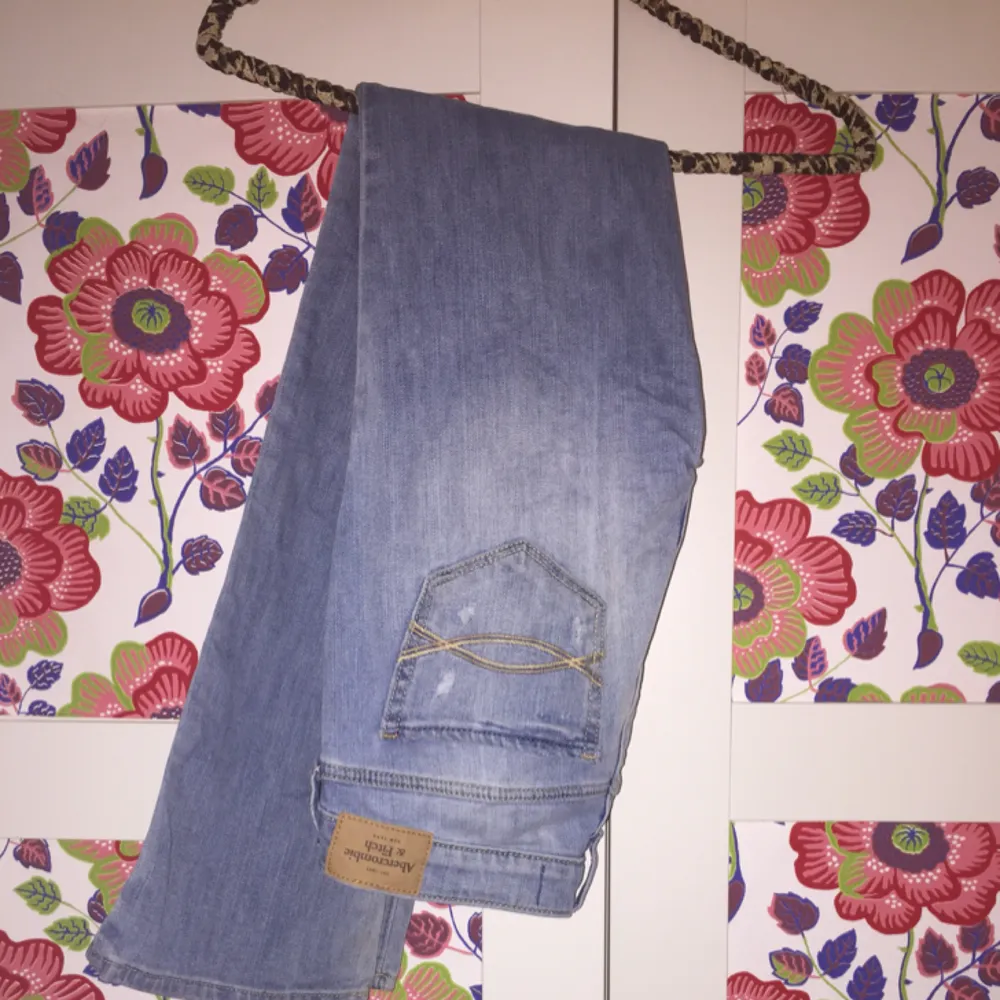 Abercrombie jeans i fint skick, inköpta i LA. Perfekta fitten i strl W25/L31. . Jeans & Byxor.