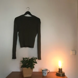  - Ribbad. Färg: olivfärgad