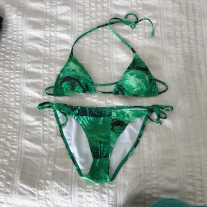  - Säljer en bikini som jag fick i present men som jag aldrig har använt. Djungelprint och knyt i både toppen och trosorna. Uttagbara inlägg. Toppen kan passa en a-b kupa.