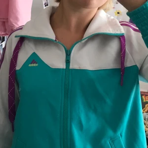  - Cool tracksuit jacka/hoodie från Adidas!! Schyssta färger som påminner om 80-tal💜💜 köparen står för frakt