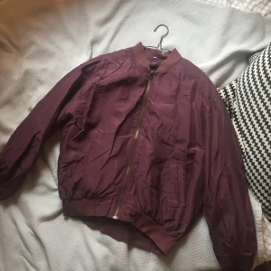  - vinröd/lila äkta silkbomber, köpt second hand! det enda märkbara fel är en knapp i ena ärmslutet som är trasig (se bild 3) men syns inte om man viker upp ärmarna. passar XS-M beroende på önskad passform.