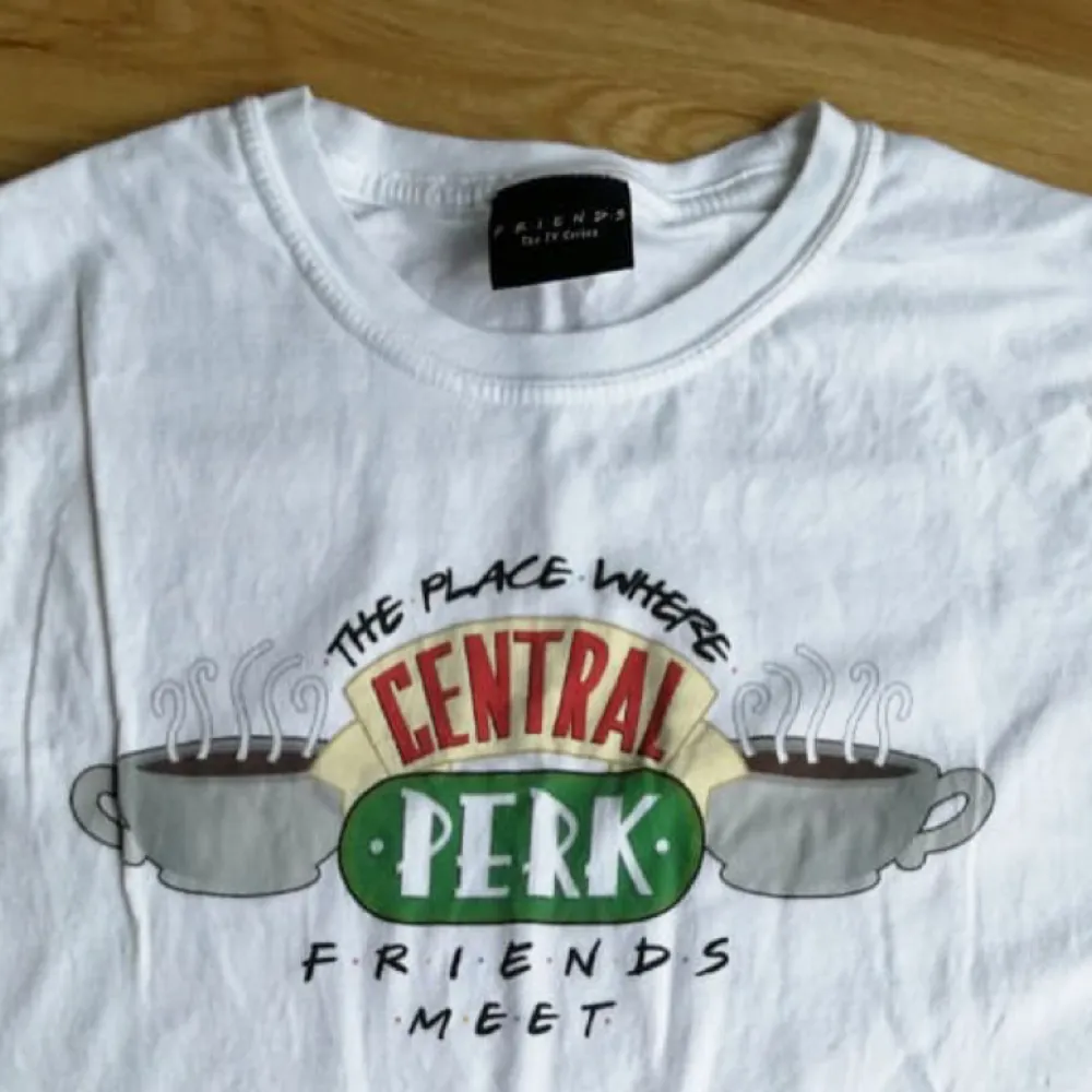 Friends tshirt, från OVRHYPD. aldrig använd. Frakt ingår.. T-shirts.