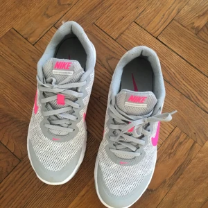  - Nike sneakers använda 2 gånger. Storlek 38,5 men känns mer som en 38. Väldigt sommarfräscha :)  Köpare betalar frakt. Finns i Stockholm C för upphämtning.