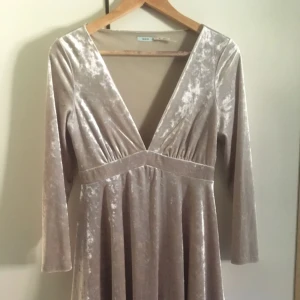  - Sammets klänning från urban outfitters. Använd en gång! 