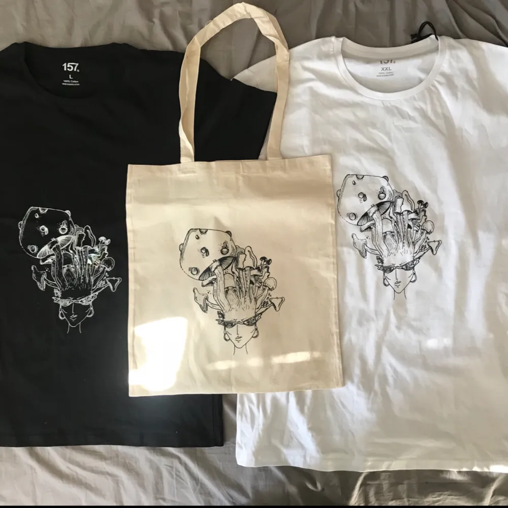 Det här är egna tryck som jag har gjort och designat på både svarta, vita t-shirts och på tygväskor. Det finns fåtal exemplar så passa på att köp! . T-shirts.