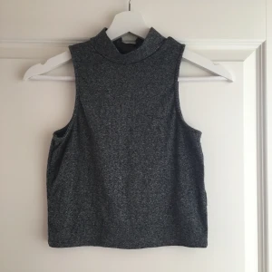  - Tanktop från H&M. Använd ett fåtal ggr. Mörkgrå. Kan mötas upp alternativt frakta/samfrakta. Köparen står för frakt. 