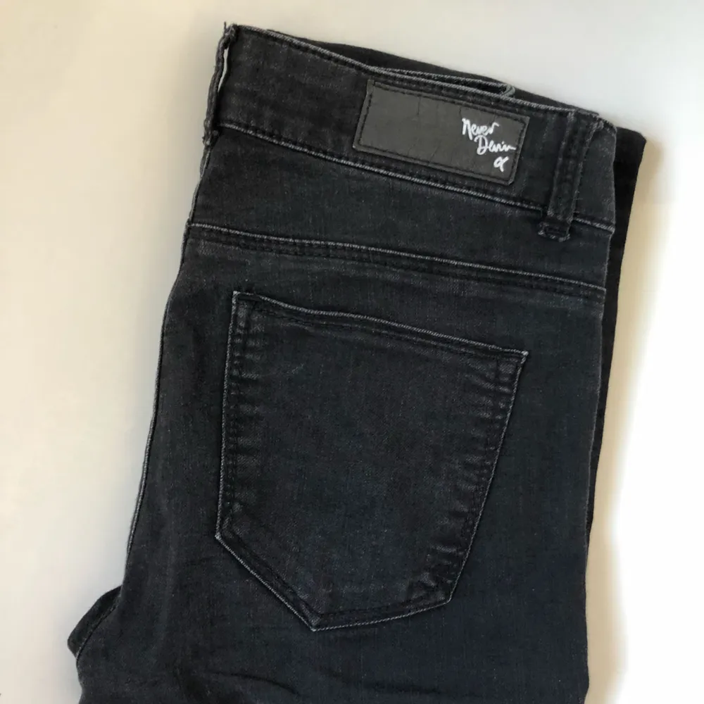 Säljer dessa svarta jeans då jag aldrig använder de längre. De är aningen urtvättade och därav priset, men de har ändå en snygg svartgrå färg. Om du vill ha bilder på passform eller liknande, så hör av dig. Du som köpare står för frakten. ✨. Jeans & Byxor.