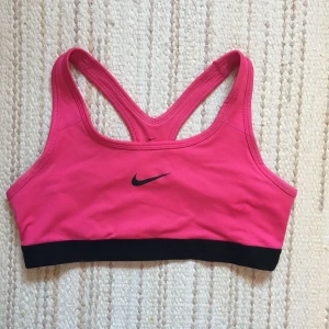  - Sport-bh från Nike i nyskick, står strl 156-166 men passar mig som är S 