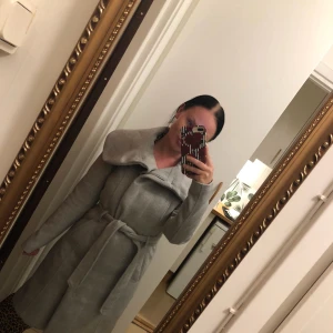  - Fin höst & vinterkappa från VILA. Aldrig använd! Kan skicka eller mötas upp i centrala Stockholm 