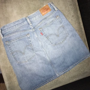  - Levis kjol. Säljes pga fel storlek. Den är använd 1 gång. Sååå fin! Frakt ingår