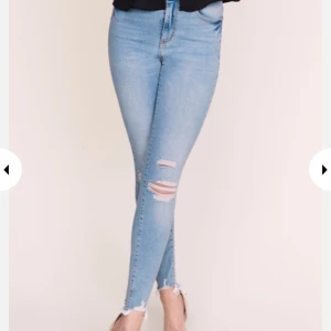  - Jeans med slitning från Gina. Stl 38.  Säljer för de är förstora! Använda endast 1 gång!  Nypris 499:-  Fraktar! 