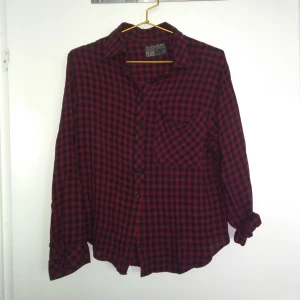  - Rutig tunn skjorta från de Saints and Mortals / Sinners Saints, köpt på Carlings. Alla knappar finns kvar, jag hade knäppt slarvigt innan fotograferingen bara. Skick: Som ny. Gratis frakt!