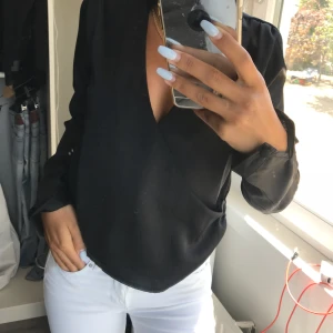  - Säljer denna snygga silkes blusen, aldrig använd. Prislapp kvar. 