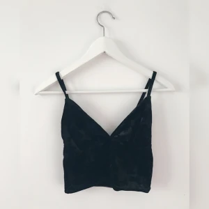  - En crop top från missguided 